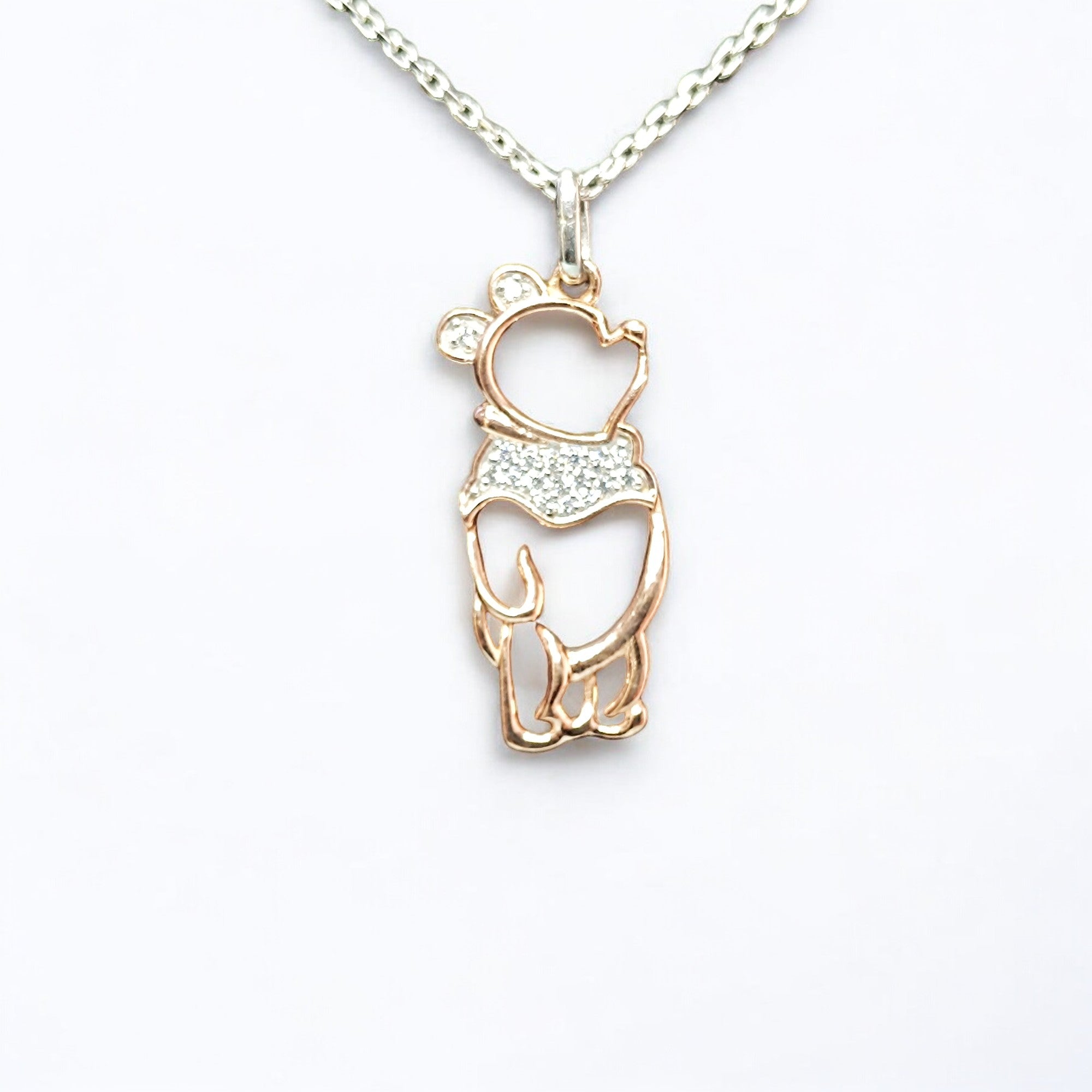 RKC Classic Pooh Bear's Charm 0,85 Karat Moissanit-Anhänger, 925er Silber, 14 Karat Gelbgold-Finish, Gewicht 4,5 g, Höhe 40 mm