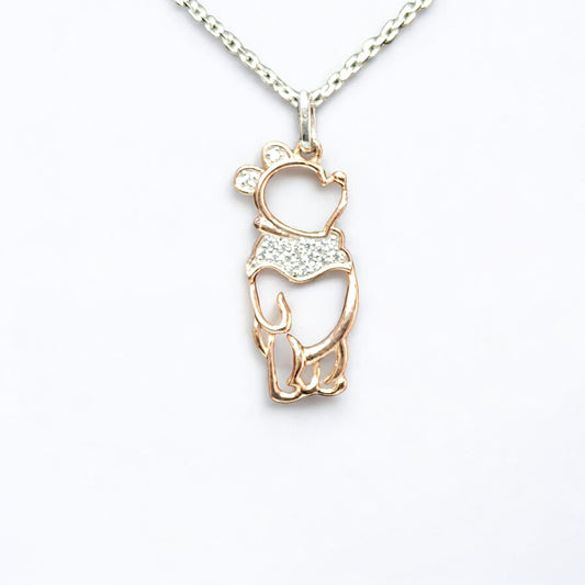 قلادة RKC Classic Pooh Bear's Charm 0.85 قيراط مويسانيتي 925 فضية مطلية بالذهب الأصفر عيار 14 قيراط وزن 4.5 جم ارتفاع 40 مم