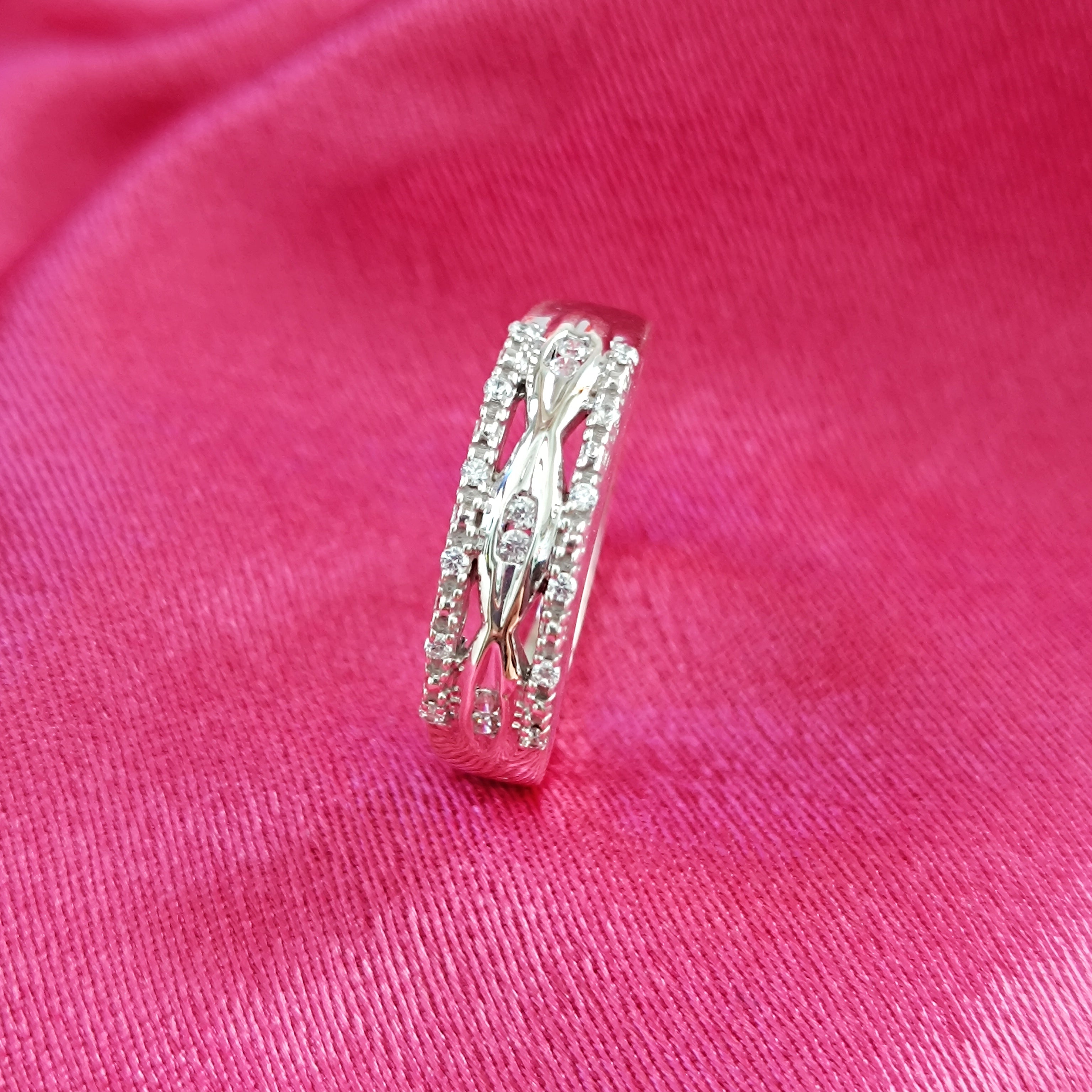 RKC Moissanite taglio rotondo anniversario di matrimonio anello da donna a fascia con promessa in argento 925 placcato in oro bianco 14 carati peso 2,8 g larghezza 1,6 mm