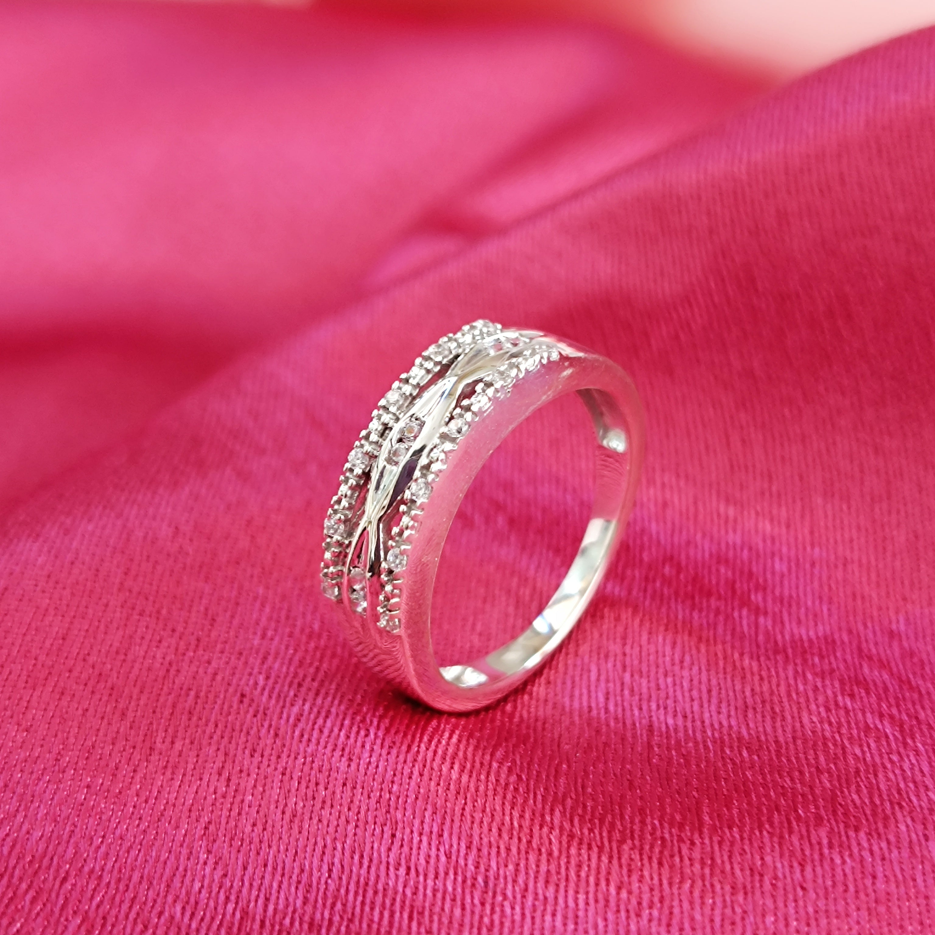 RKC Moissanite taglio rotondo anniversario di matrimonio anello da donna a fascia con promessa in argento 925 placcato in oro bianco 14 carati peso 2,8 g larghezza 1,6 mm