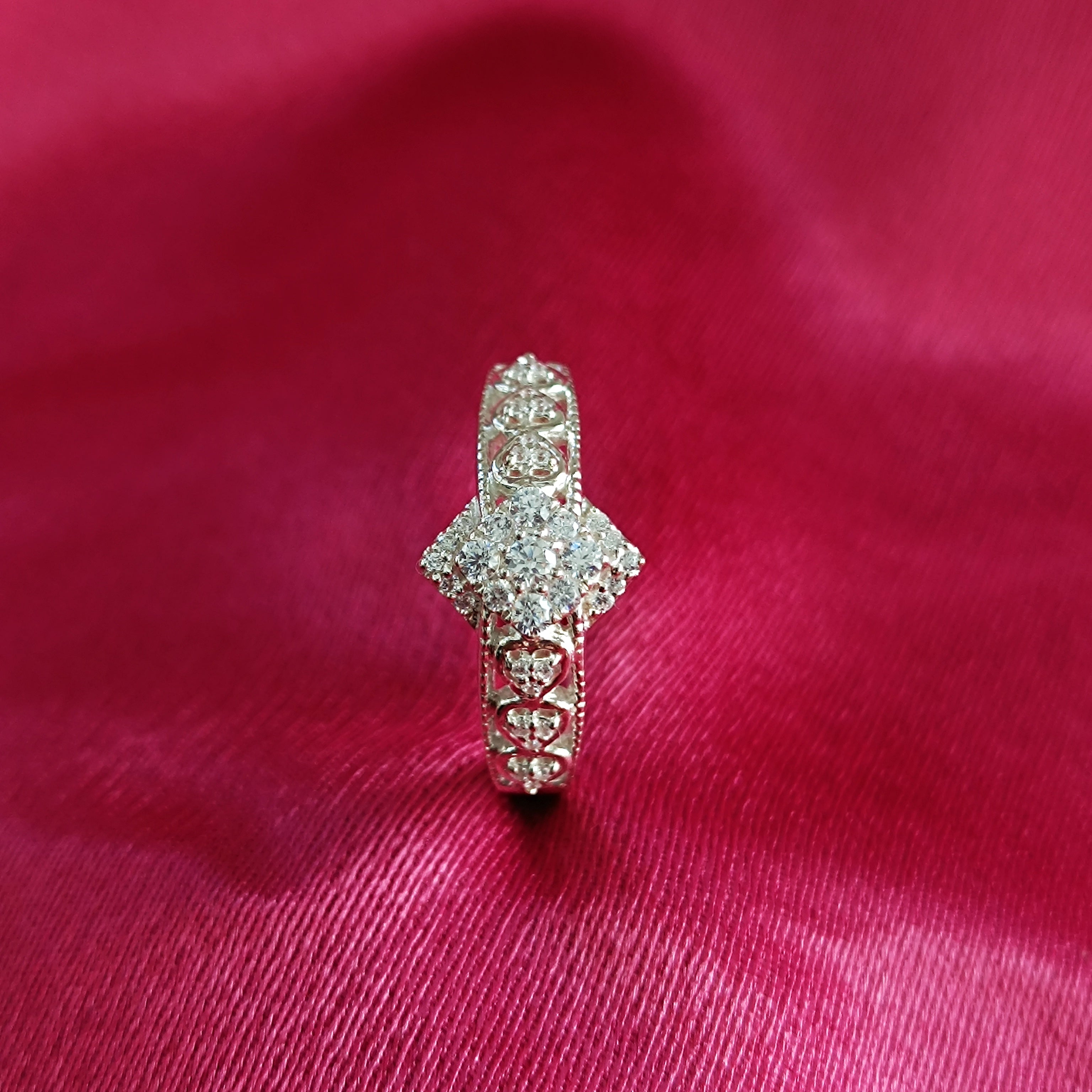Fede nuziale di fidanzamento con moissanite RKC Anello in argento 925 placcato in oro bianco 14 carati Peso 3,3 g Larghezza 1,8 mm