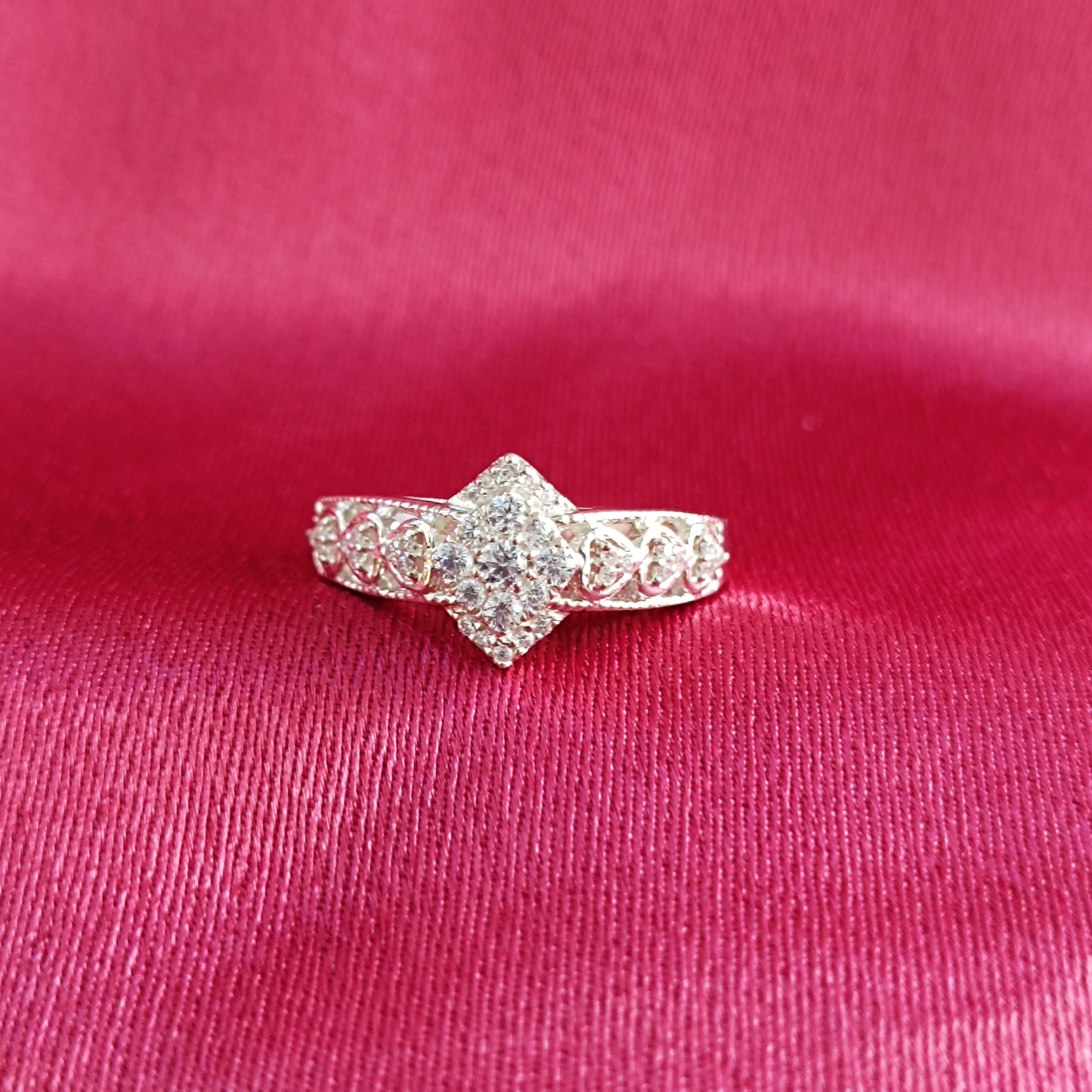 Fede nuziale di fidanzamento con moissanite RKC Anello in argento 925 placcato in oro bianco 14 carati Peso 3,3 g Larghezza 1,8 mm