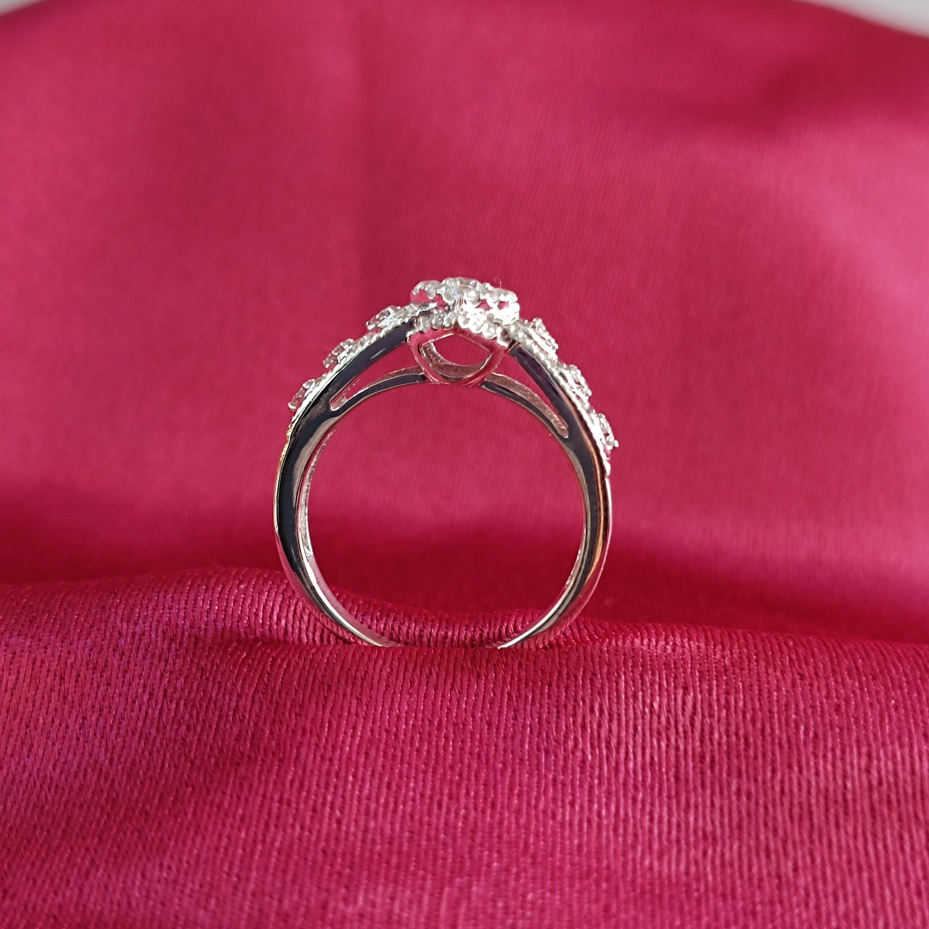 Fede nuziale di fidanzamento con moissanite RKC Anello in argento 925 placcato in oro bianco 14 carati Peso 3,3 g Larghezza 1,8 mm