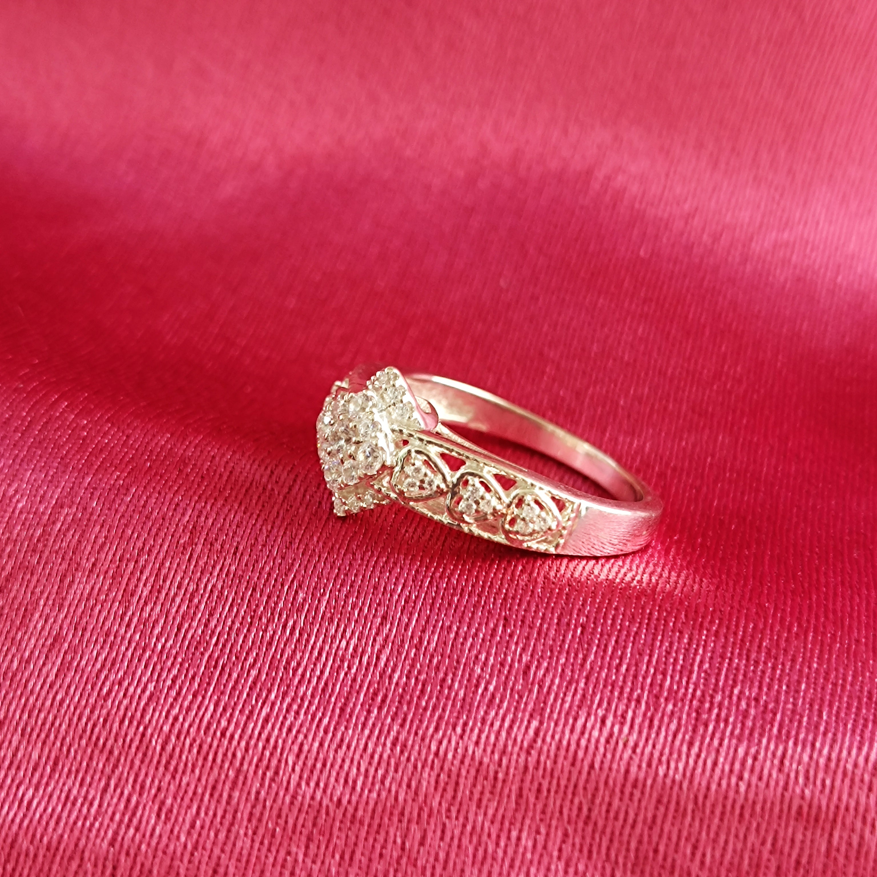 Fede nuziale di fidanzamento con moissanite RKC Anello in argento 925 placcato in oro bianco 14 carati Peso 3,3 g Larghezza 1,8 mm