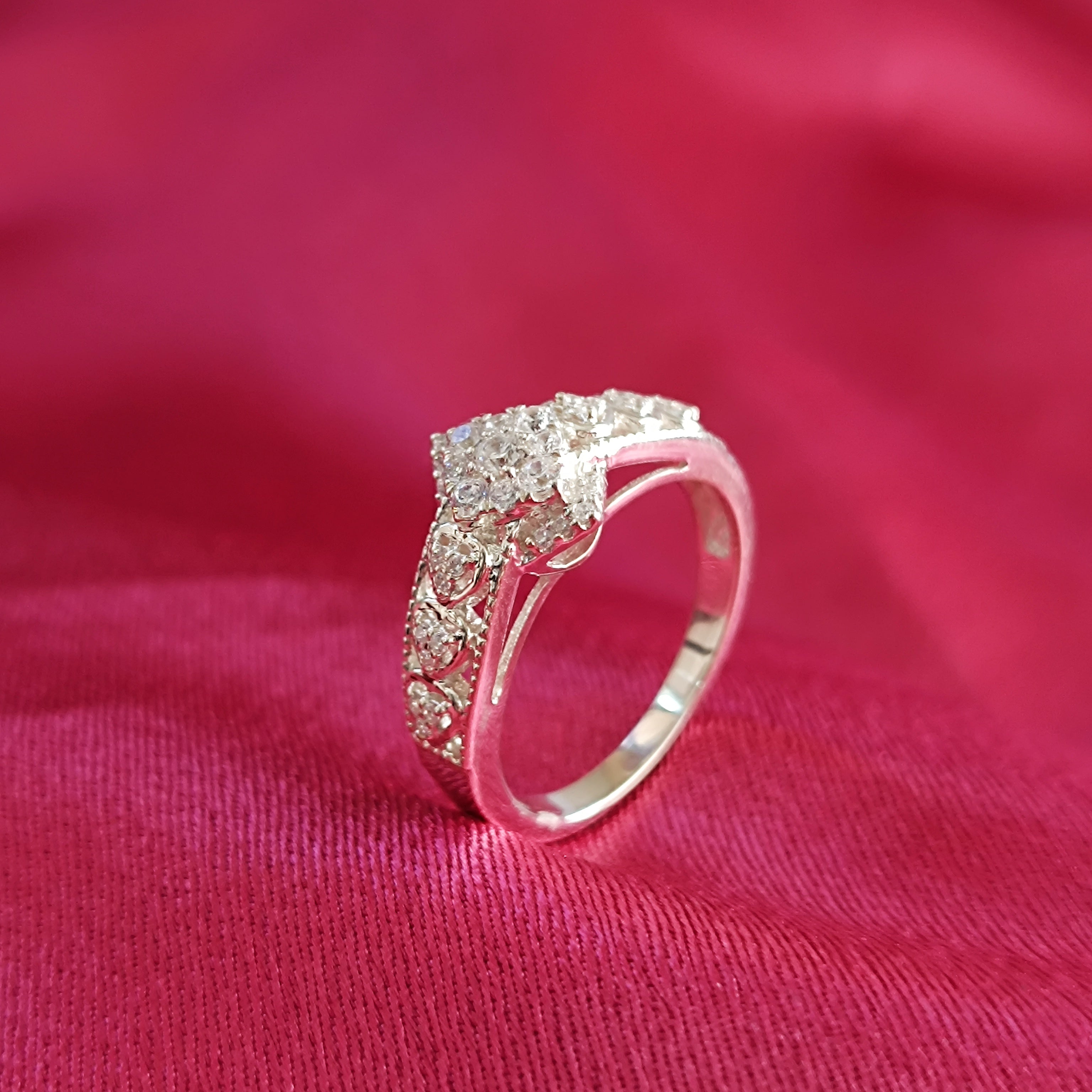 Fede nuziale di fidanzamento con moissanite RKC Anello in argento 925 placcato in oro bianco 14 carati Peso 3,3 g Larghezza 1,8 mm
