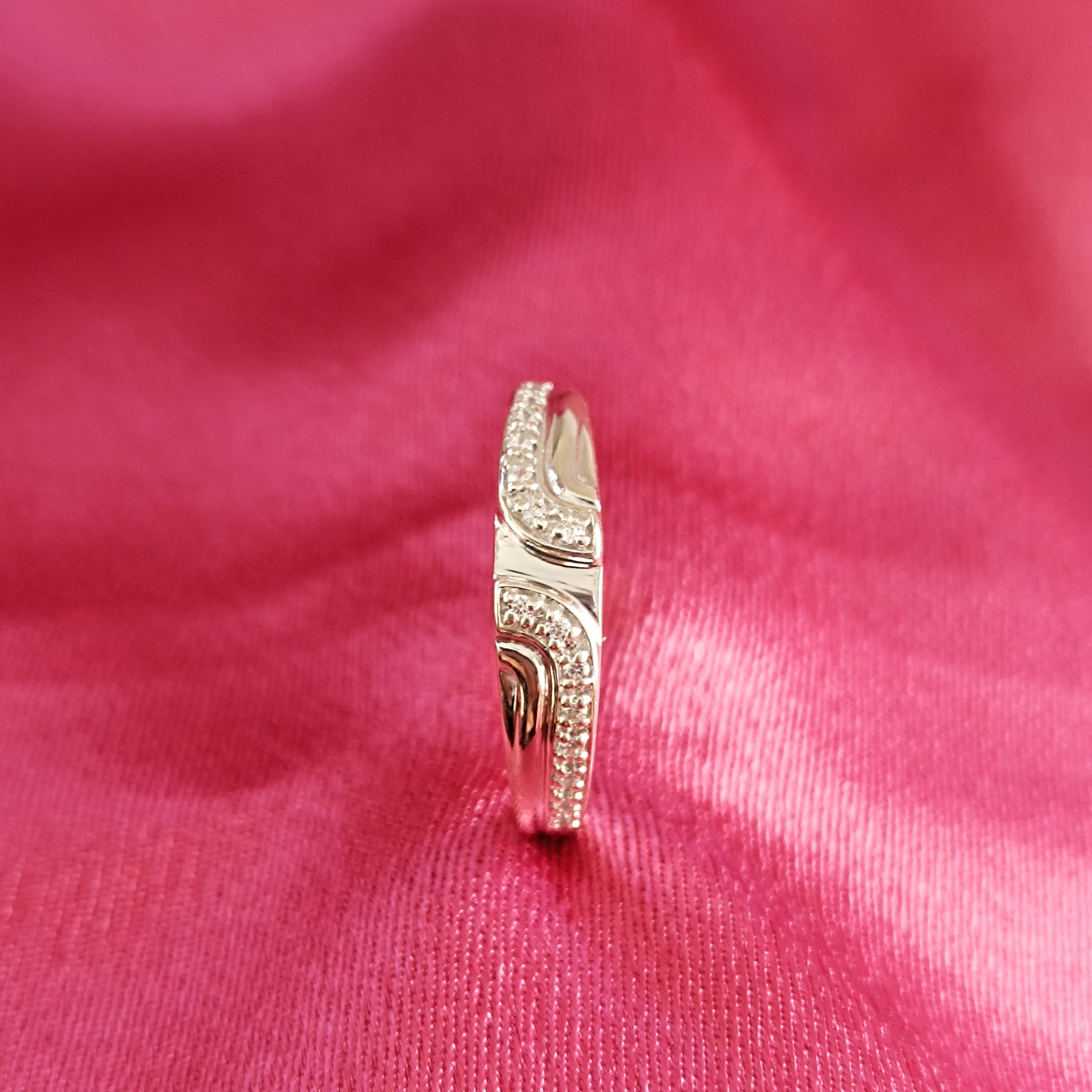 Fede nuziale di fidanzamento in Moissanite con taglio rotondo RKC, argento sterling 925, placcato in oro bianco 14k, peso 2,6 g, larghezza 1,5 mm