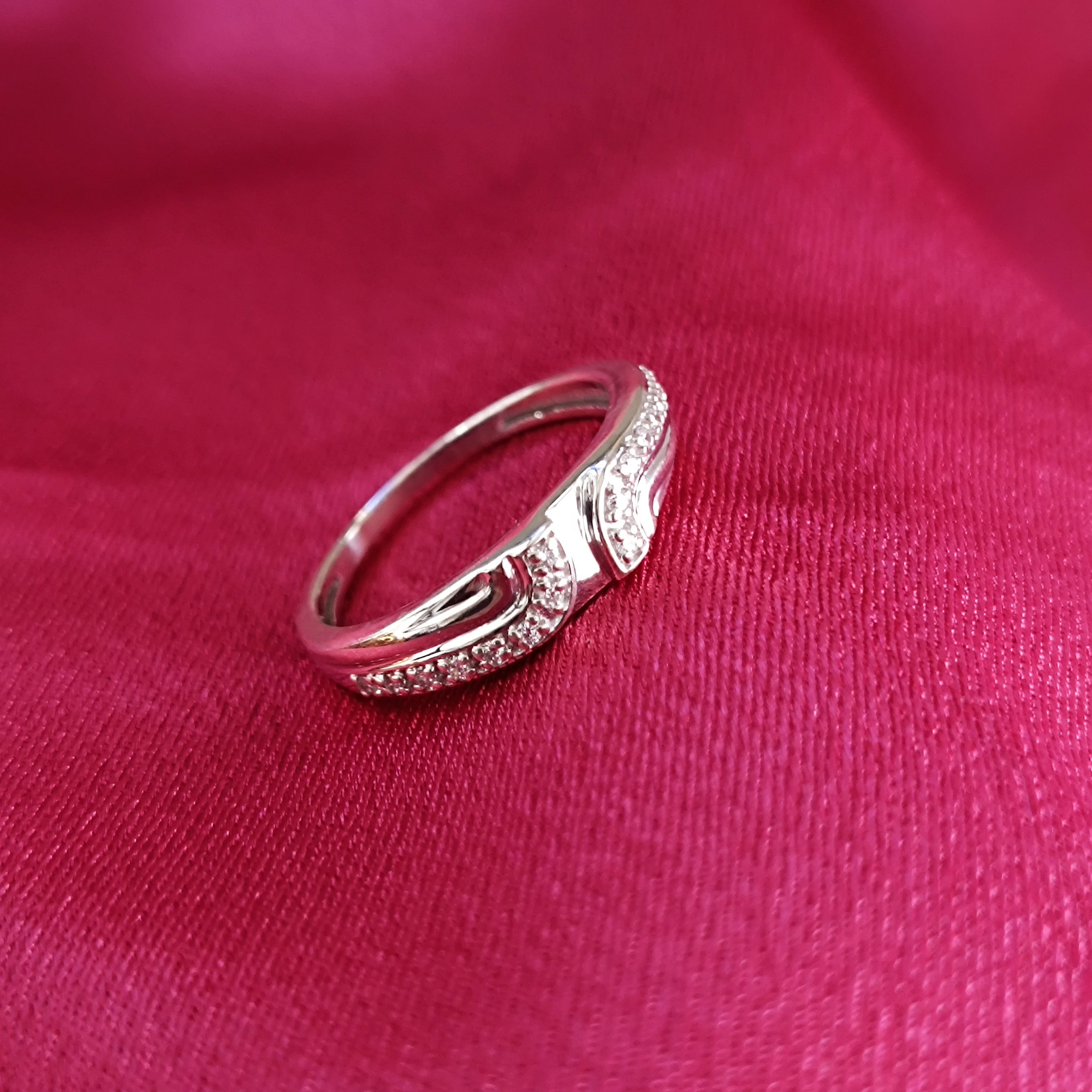 Fede nuziale di fidanzamento in Moissanite con taglio rotondo RKC, argento sterling 925, placcato in oro bianco 14k, peso 2,6 g, larghezza 1,5 mm