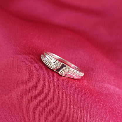 Fede nuziale di fidanzamento in Moissanite con taglio rotondo RKC, argento sterling 925, placcato in oro bianco 14k, peso 2,6 g, larghezza 1,5 mm
