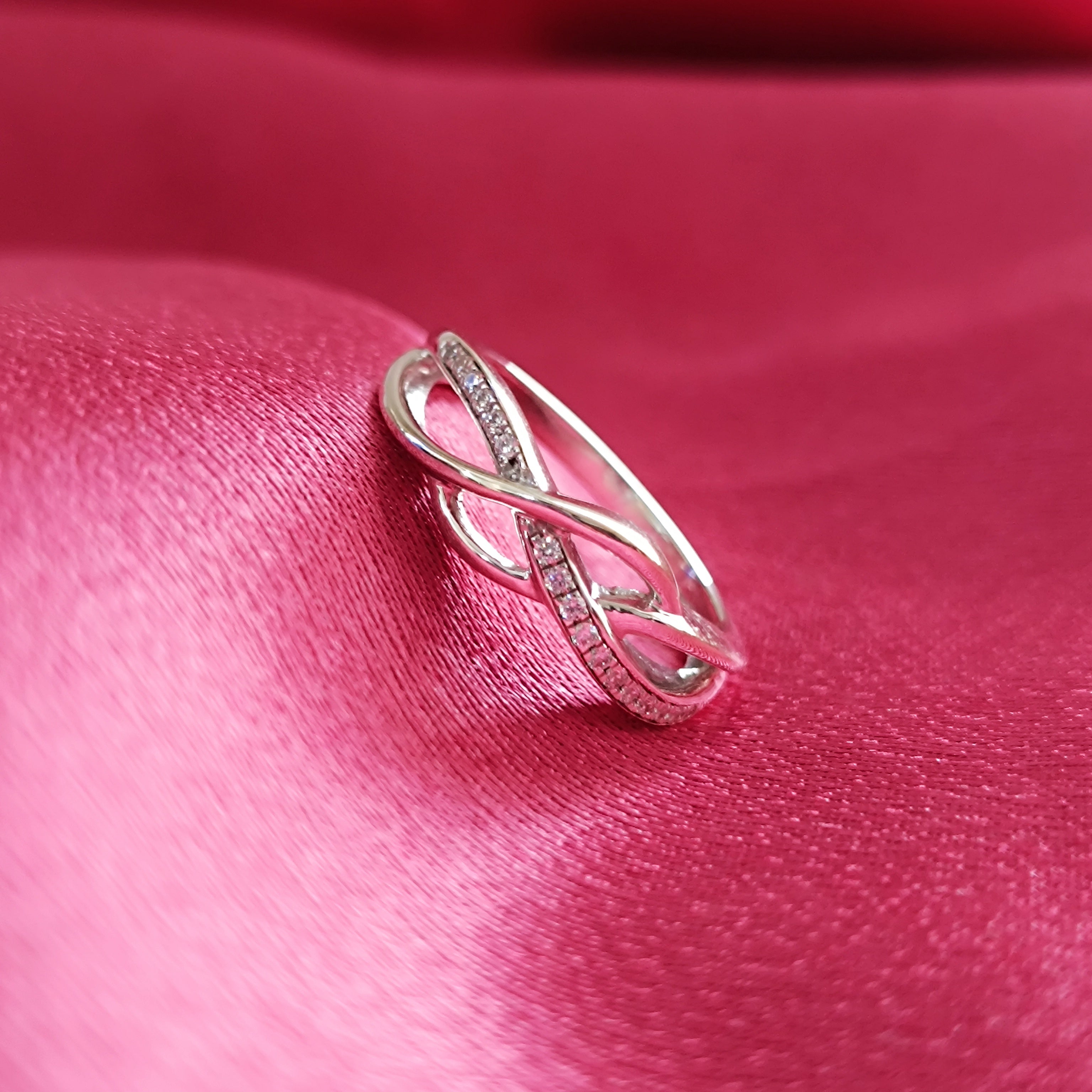 RKC Runder Moissanit-Versprechensbandring als Geschenk für Frauen, 925er Silber, 14 Karat Weißgold vergoldet, Gewicht 2 g, Breite 1,7 mm
