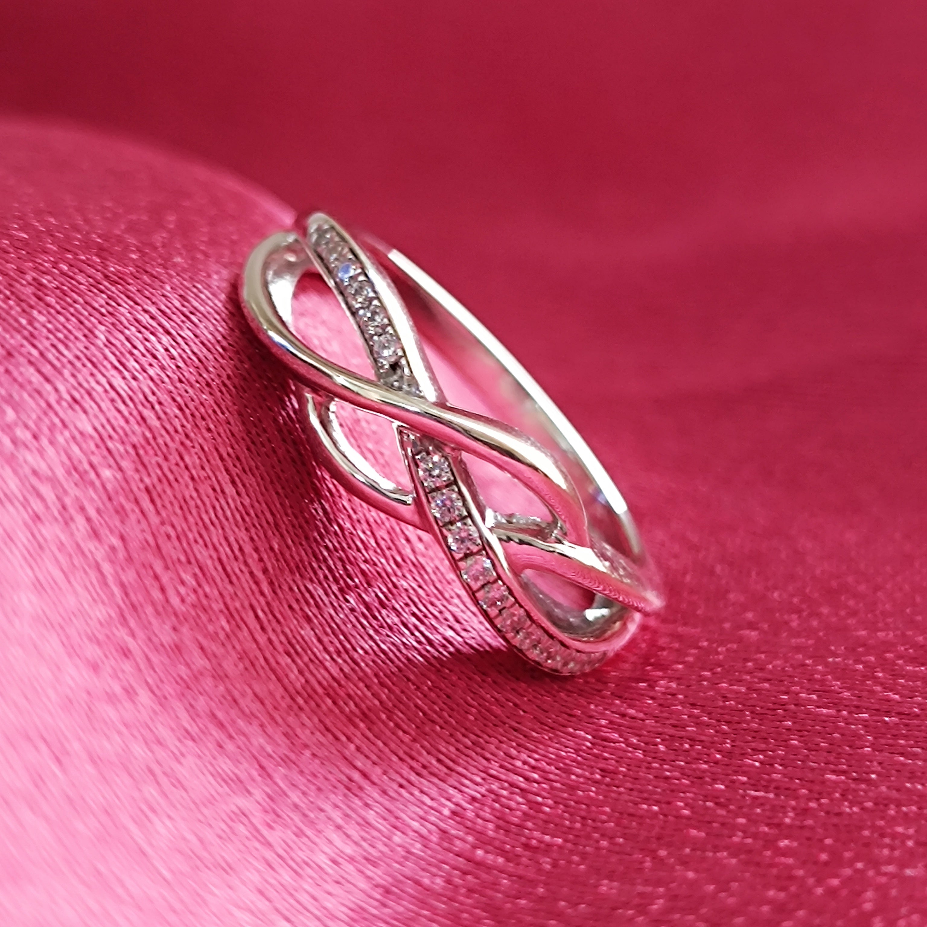 RKC Runder Moissanit-Versprechensbandring als Geschenk für Frauen, 925er Silber, 14 Karat Weißgold vergoldet, Gewicht 2 g, Breite 1,7 mm