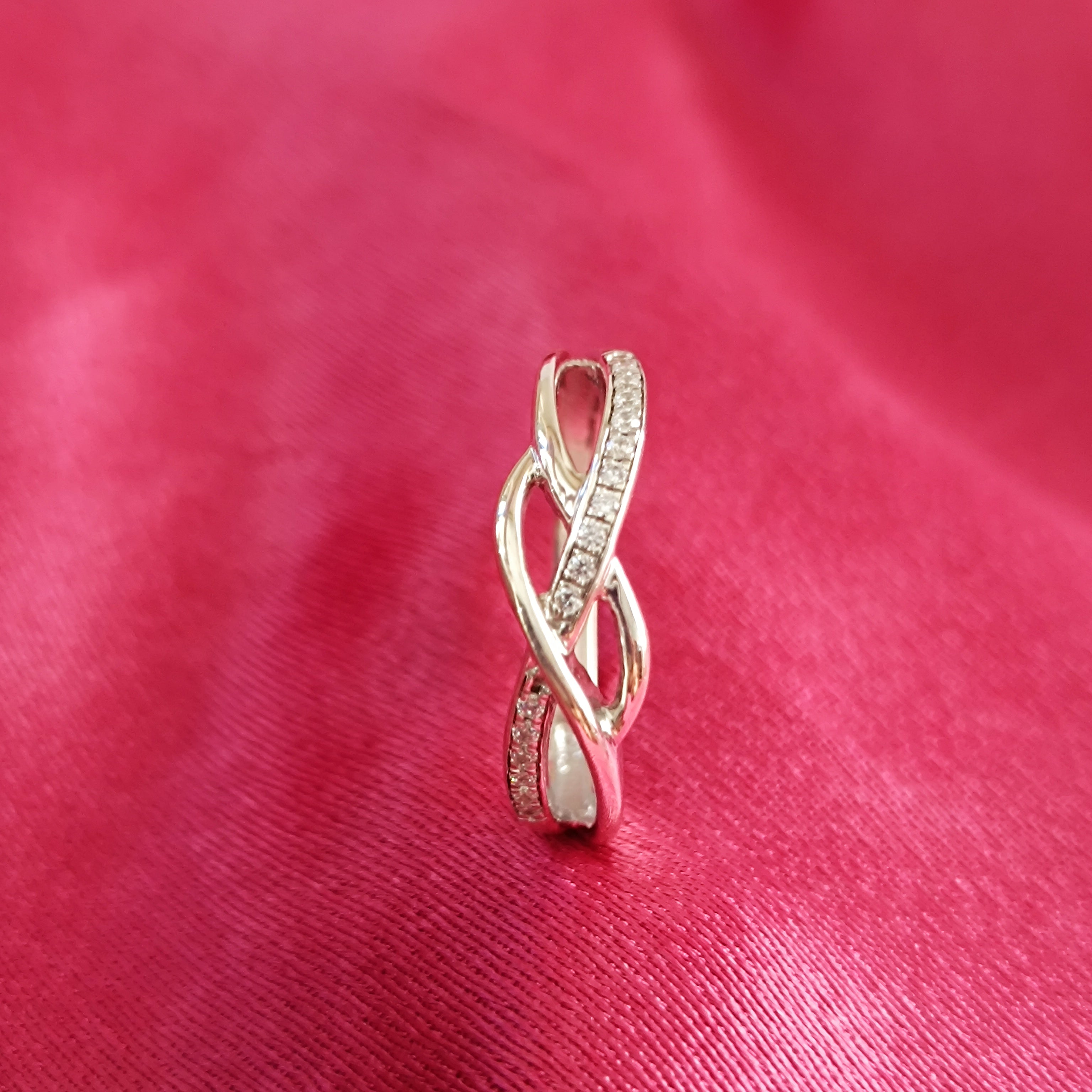 RKC Runder Moissanit-Versprechensbandring als Geschenk für Frauen, 925er Silber, 14 Karat Weißgold vergoldet, Gewicht 2 g, Breite 1,7 mm