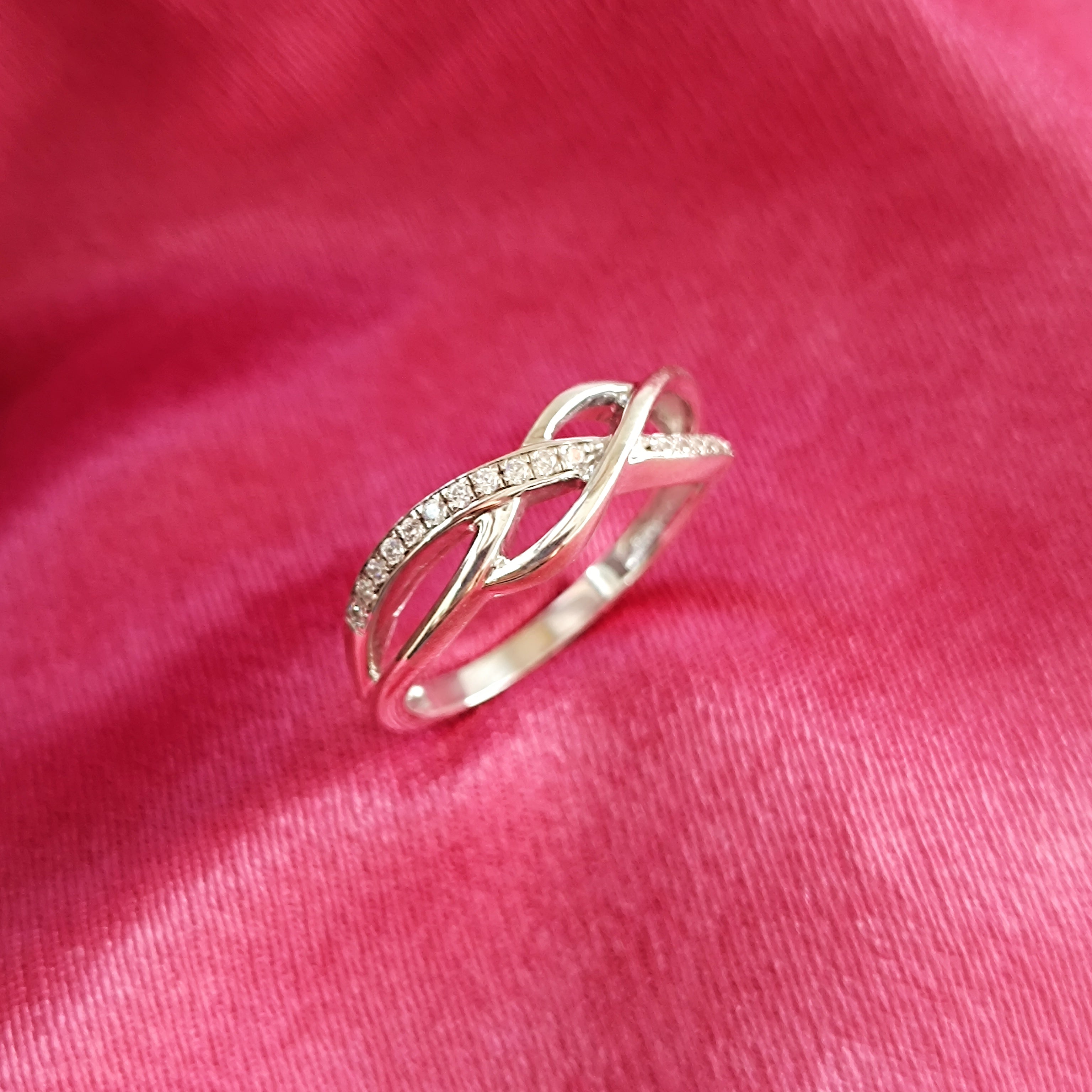 RKC Runder Moissanit-Versprechensbandring als Geschenk für Frauen, 925er Silber, 14 Karat Weißgold vergoldet, Gewicht 2 g, Breite 1,7 mm