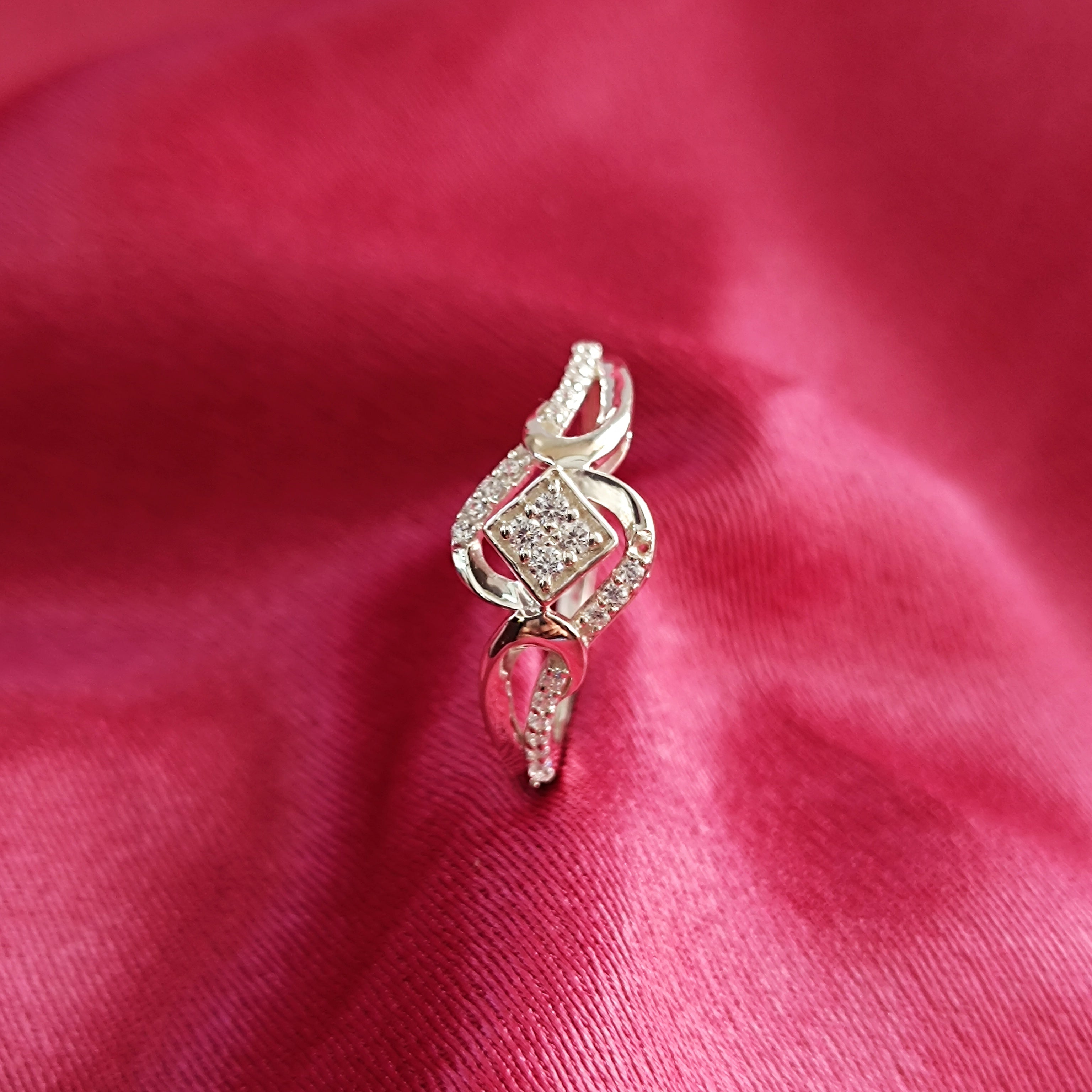 RKC Moissanit Attraktiver Verlobungsring für jemanden, 925er Silber, 14 Karat Weißgold vergoldet, 3 g, Breite 1,6 mm