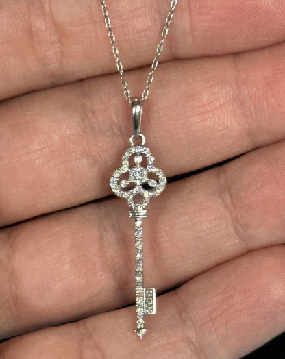 Pendente dall'eleganza senza tempo in moissanite da 0,33 ct RKC, peso 3,50 GM, altezza 38,00 mm
