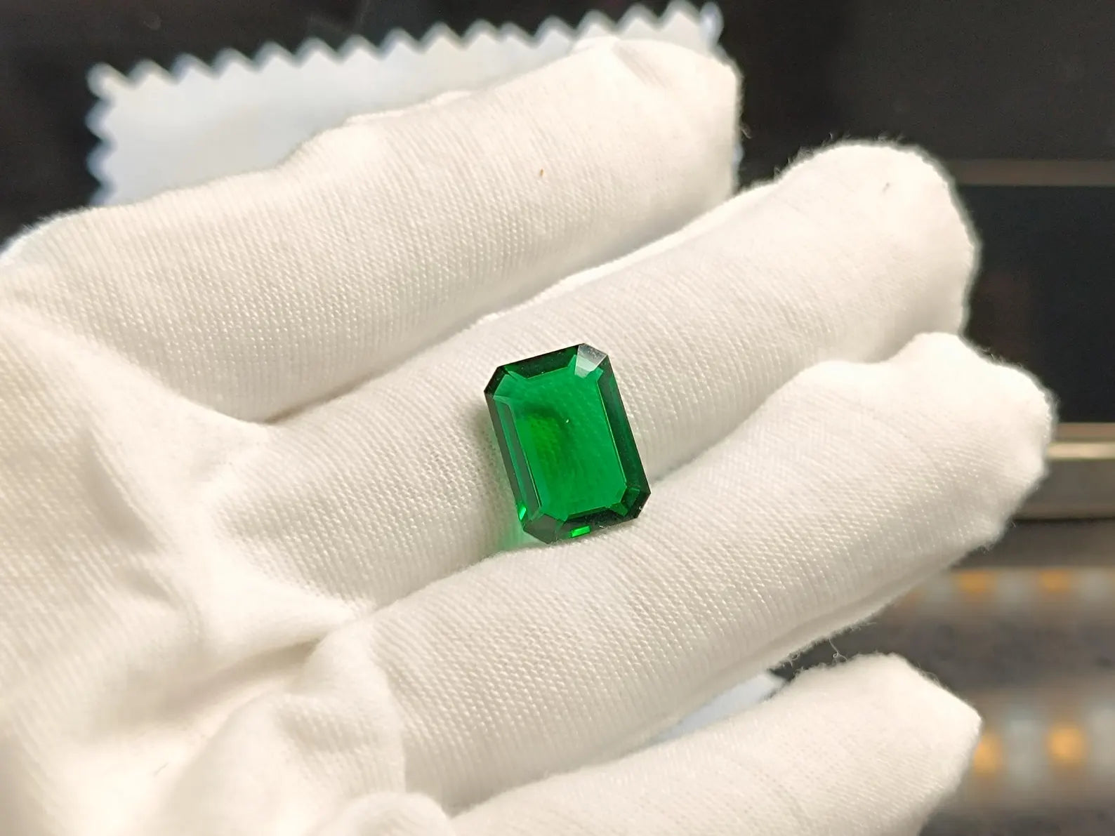 Green Emerald ,Emerald Cut , 10 Carat 13 mm x 11 mm