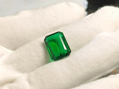 Green Emerald ,Emerald Cut , 10 Carat 13 mm x 11 mm