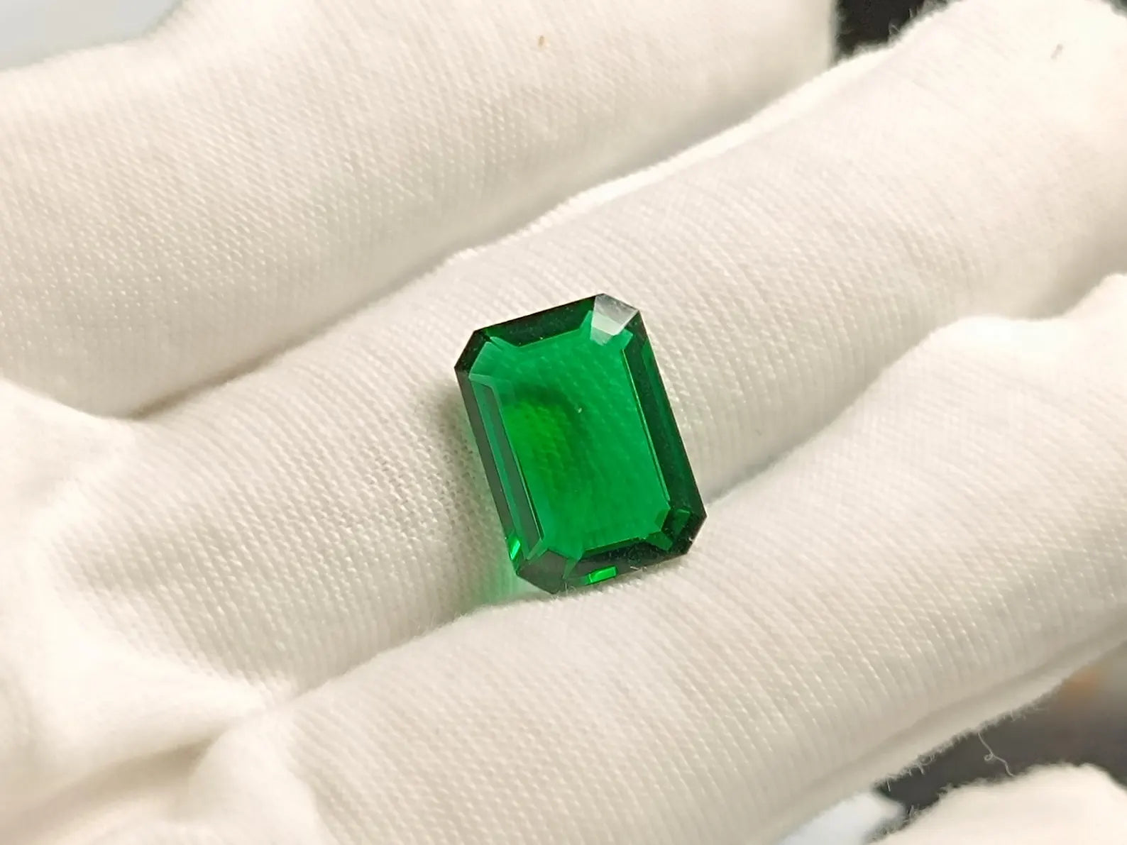 Green Emerald ,Emerald Cut , 10 Carat 13 mm x 11 mm