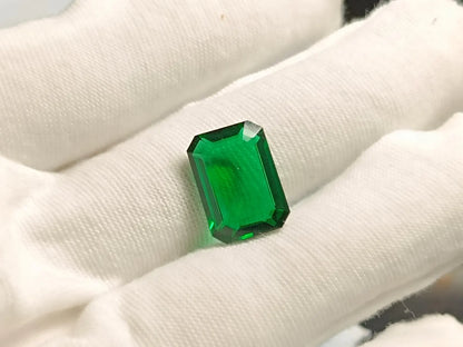 Green Emerald ,Emerald Cut , 10 Carat 13 mm x 11 mm